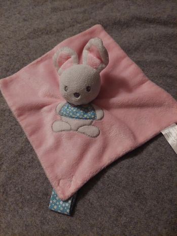 Cartoon club - doudou lapin rose avec attache tetine