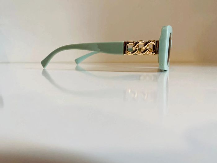 Lunette de soleil couleur vert pistache bras en chaîne dorée UV protection catégorie 2 taille small - photo numéro 4