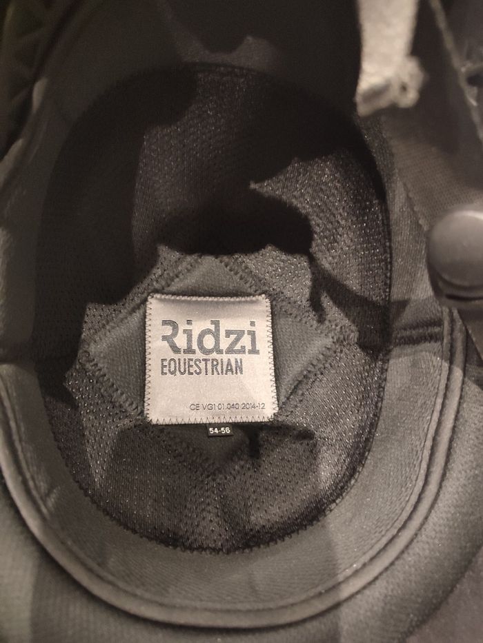 Casque d'équitation utilisé 2 fois - photo numéro 4