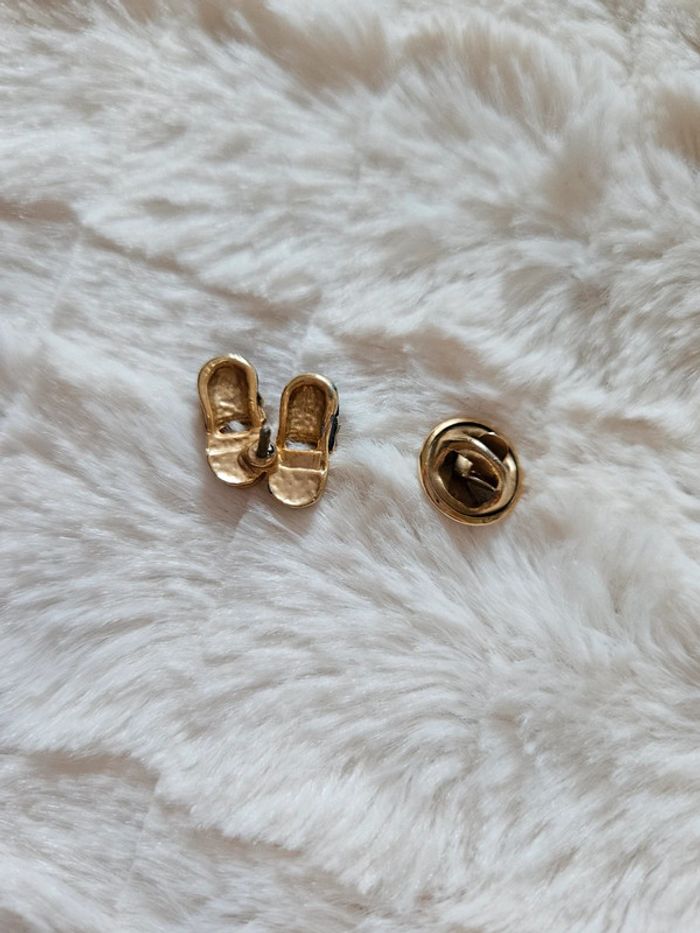 Pin's chaussures vintage - photo numéro 3