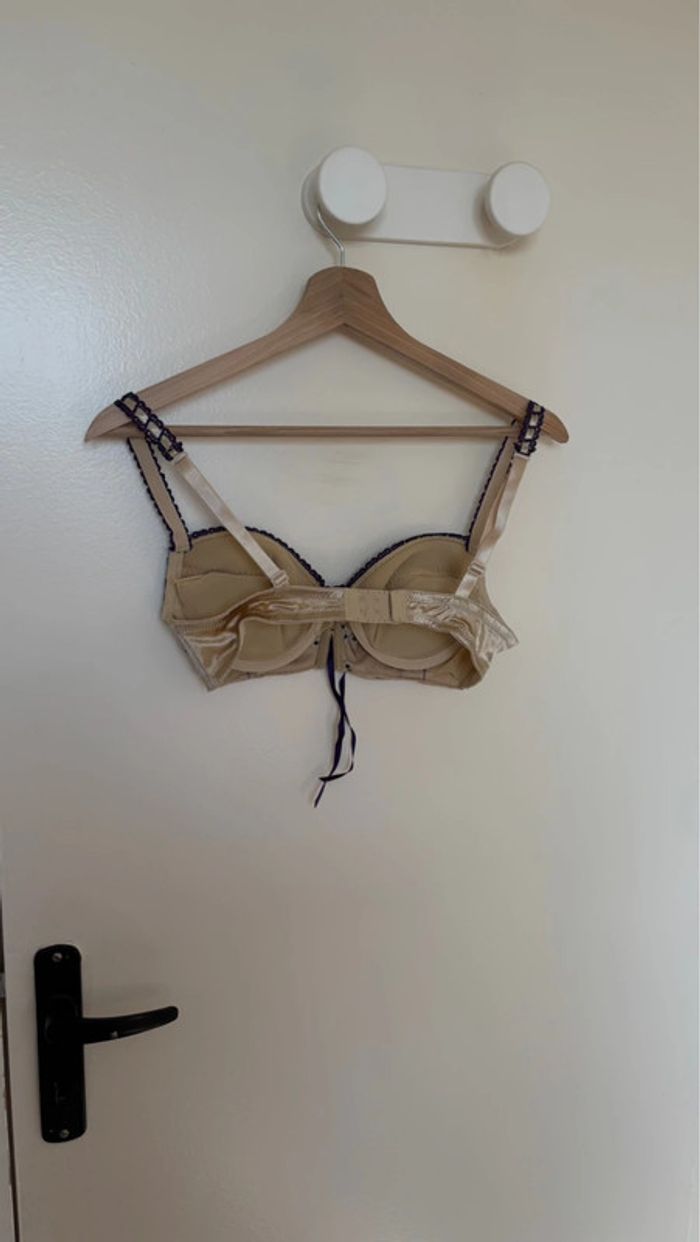Soutien gorge bustier beige effet satiné taille 90B en très bon état - photo numéro 3