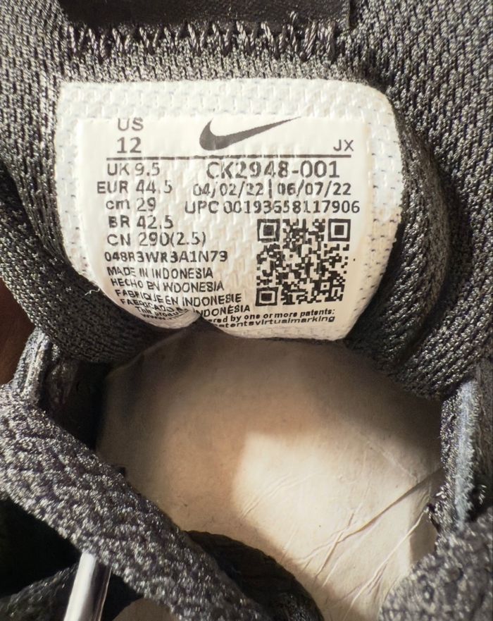 Baskets Nike Venture Runner – Taille 44,5 – noir/blanc – Neuf avec étiquette - photo numéro 6