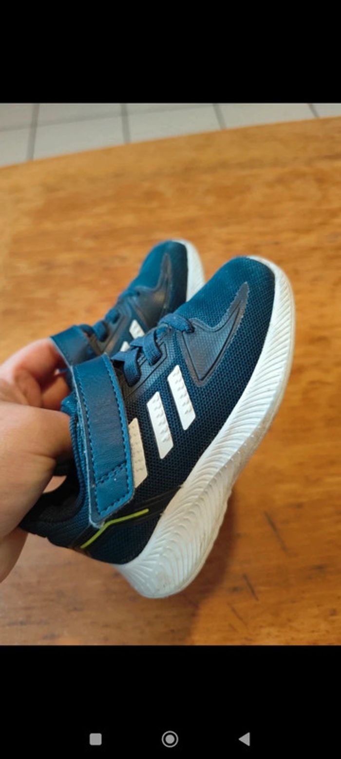 Basket Adidas bleu à scratch semelle blanche taille 22 - photo numéro 5