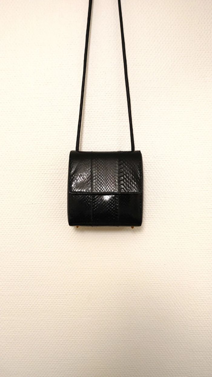 Magnifique sac vintage en cuir exotique noir longue bandoulière - photo numéro 2