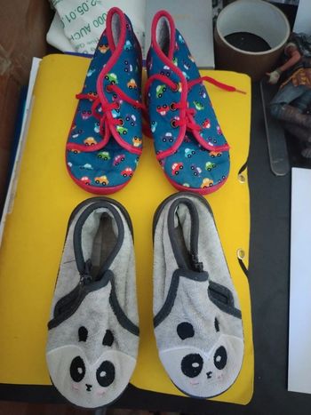 2 Paires de chaussons taille 24