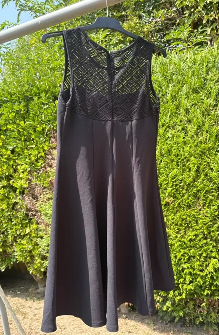 Robe noire fluide avec col en dentelle – Marque Cache-Cache - photo numéro 2