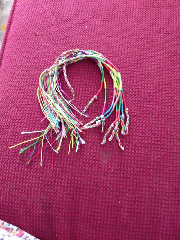 Jolis bracelets brésiliens multicolores jamais portés