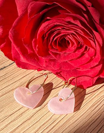 Boucles d’oreilles anneaux avec breloque fleur rose pale nacré 