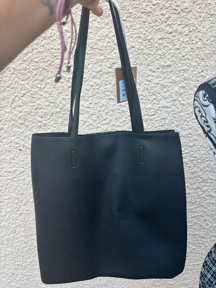 Très joli sac à main noir type cabas - photo numéro 2