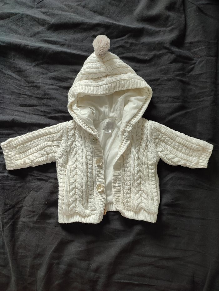 Veste blanche pour bébé de 1 mois. Très jolie avec torsades. Marque marëse.