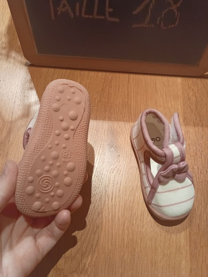 Chaussons taille 18 neufs sans étiquette - photo numéro 2