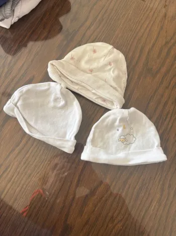 3 bonnets naissance