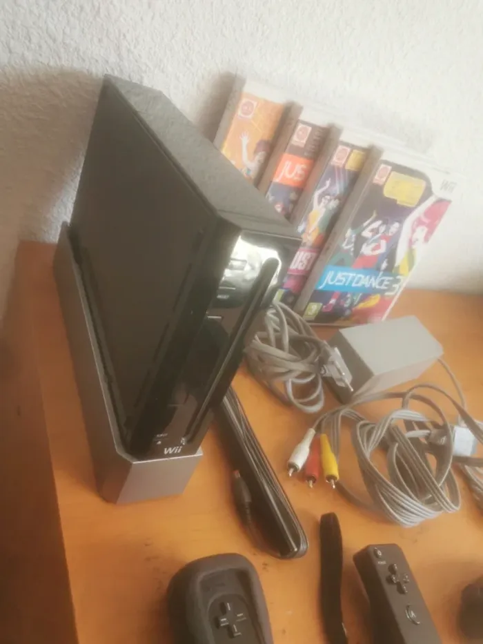 Wii noire +2 manettes +4 jeux - photo numéro 2