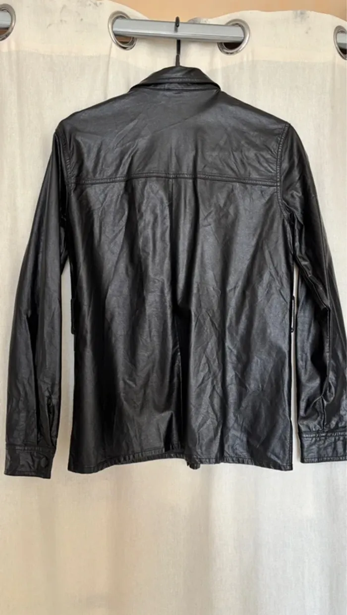 Chemise en cuir noir stradivarius - photo numéro 4