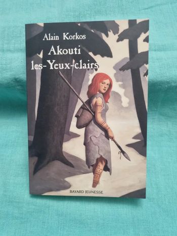 Akouti les yeux clairs