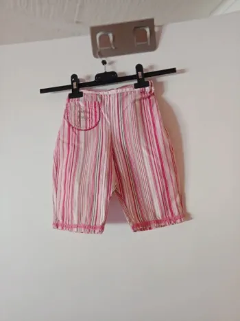 Joli pantacourt rose rayé. 6 ans