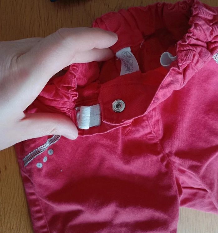 Lot 1 pantalon réglable et un t-shirt manches longues taille 1 an en très bon état - photo numéro 2