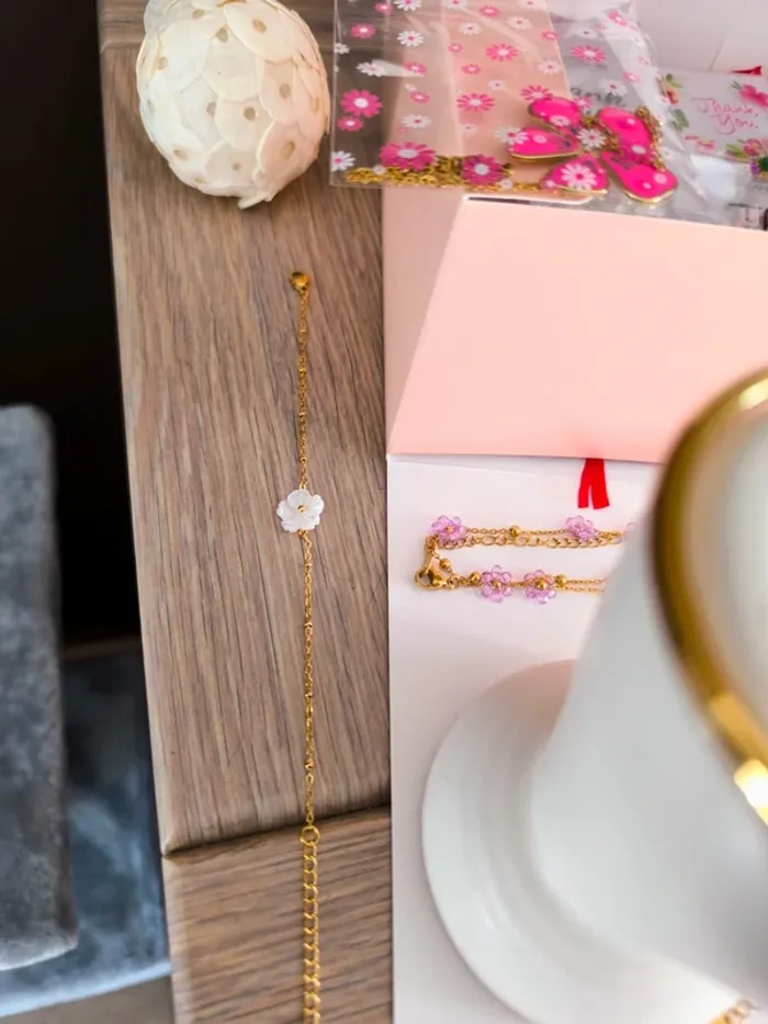 Lot de 40 bijoux dorés, blancs et roses - photo numéro 17