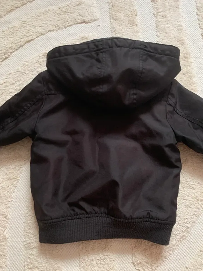 Veste noire à capuche – H&M – Taille 3-4 ans (104 cm) - photo numéro 3