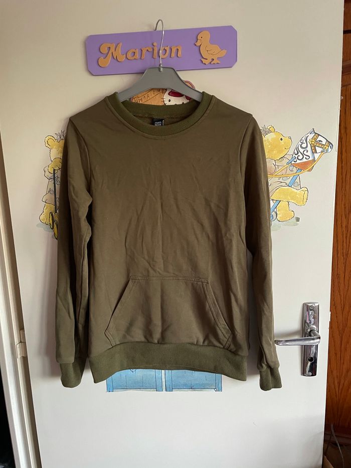 Pull kaki, taille 14 ans.