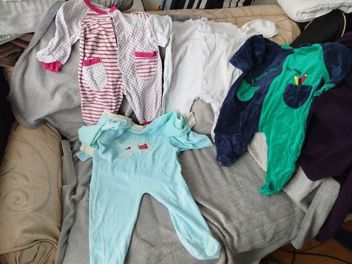 Lot pyjamas divers - photo numéro 2