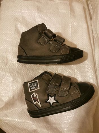 Chaussures neuves scratch