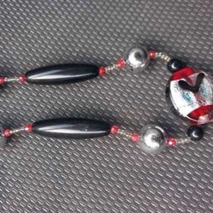 Collier fantaisie argenté, rouge et noir
