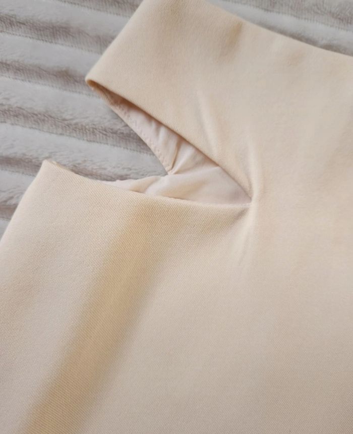 Jupe courte Stradivarius crème – Taille 34, neuve - photo numéro 2