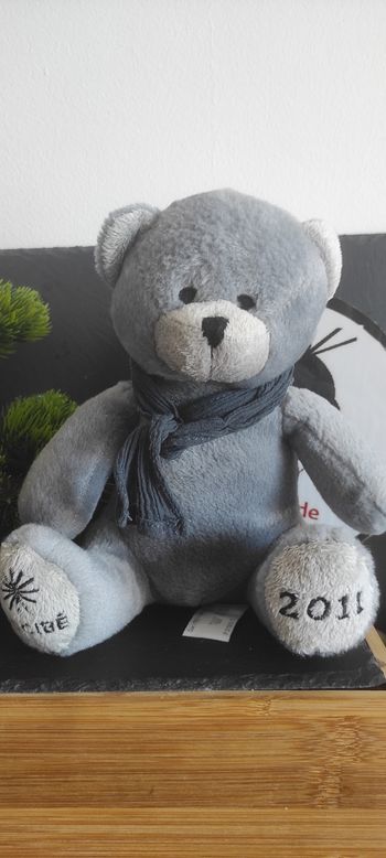doudou peluche ours Nocibé 2011 gris écharpe flocon noir Foncé Clair Publicité