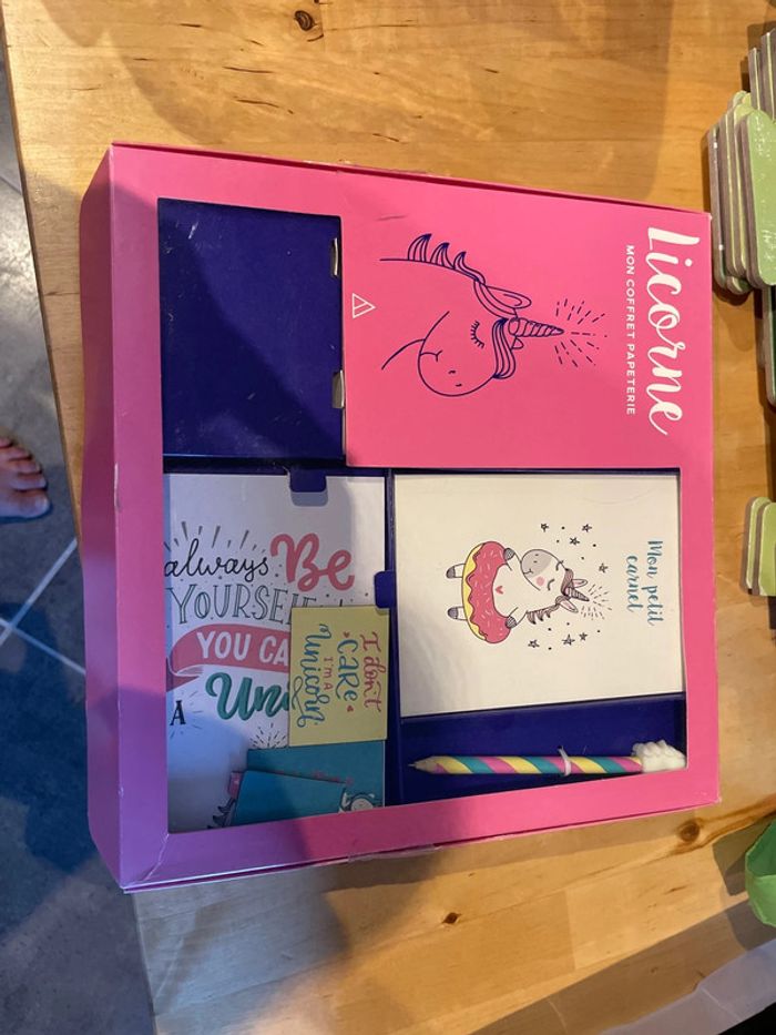 Mon coffret papeterie licorne