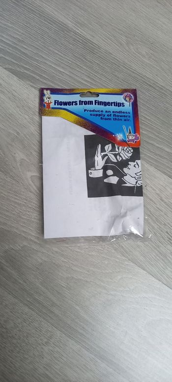 Des fleurs du bout des doigts, flowers from fingertips magie