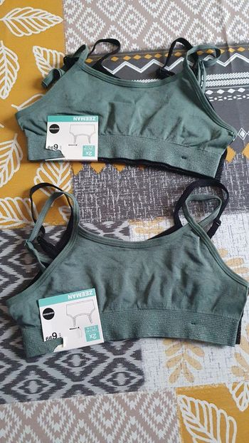 4 brassières fille taille 8-10 ans