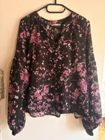 Blouse fleurie noir et rose