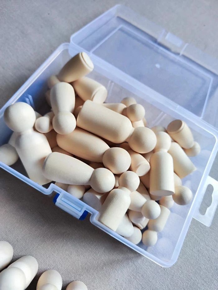 Boîte de 50 poupées en bois - photo numéro 7