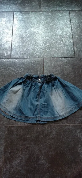 Jupe en jean 
Taille 4 ans 
Très bon état