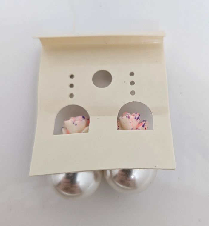 Paire de boucles d'oreilles.
Neuve.
Fleur 5 - photo numéro 4