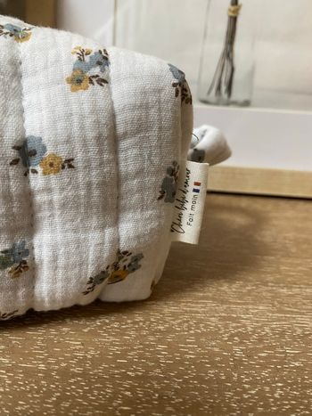 Trousse de maquillage matelassée en gaze de coton blanche et petites fleurs bleues 