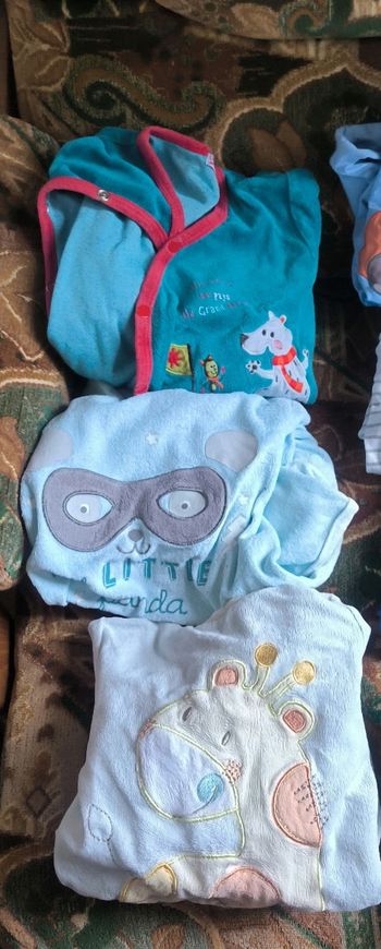Trois pyjama taille 18 mois