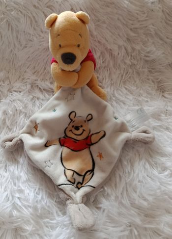 Doudou peluche Winnie l'ourson avec mouchoir Winnie et étoiles - Disney