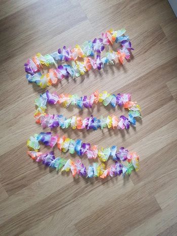 3 colliers de fleurs en tissu multicolore