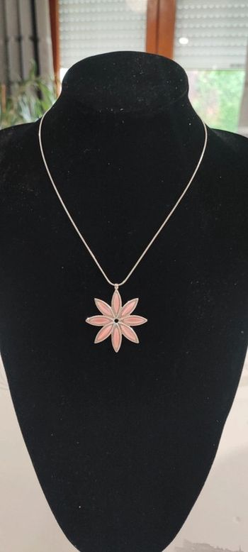 Collier avec fleur rose