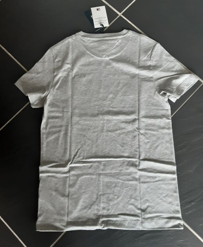 Tee-shirt  Tommy  hilfiger neuf - photo numéro 4