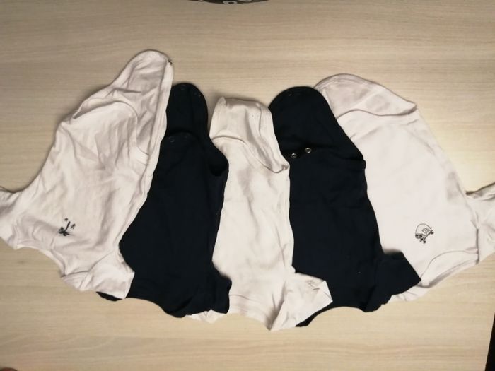 Lot 5 bodys manches courtes