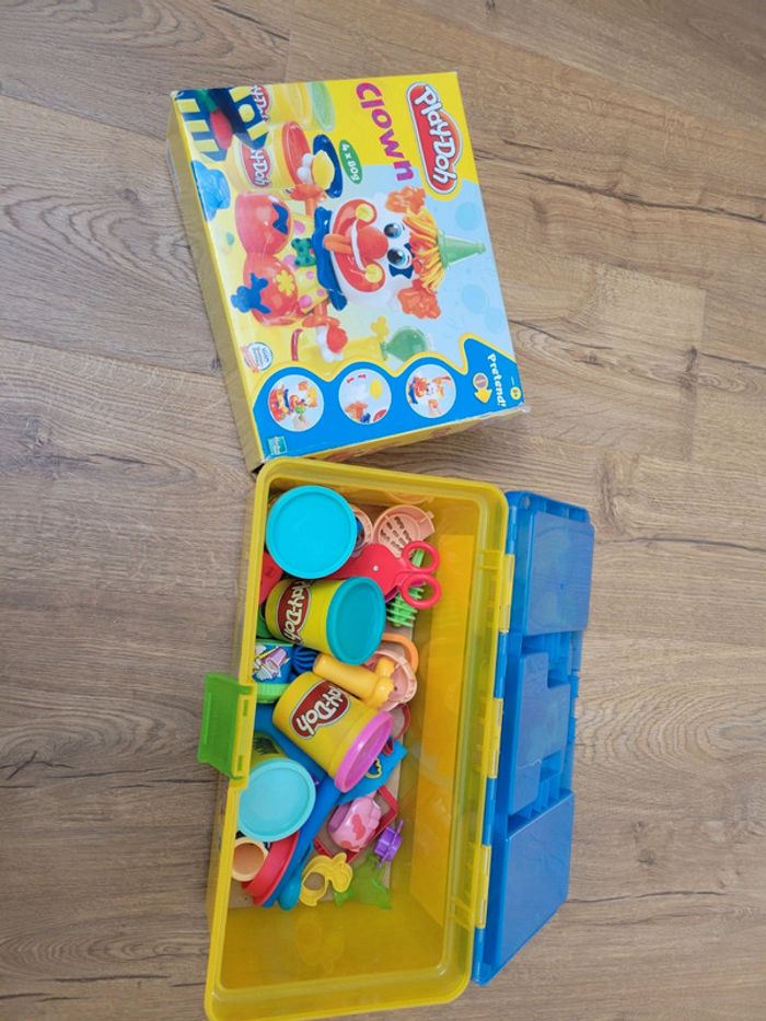 Malette accessoires pâtes à modeler et 3 ateliers clown, glacier et patissier play-doh - photo numéro 2