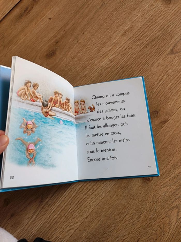 Je commence à lire - Martine garde son petit frère, fait du théâtre, apprends à nager - photo numéro 6