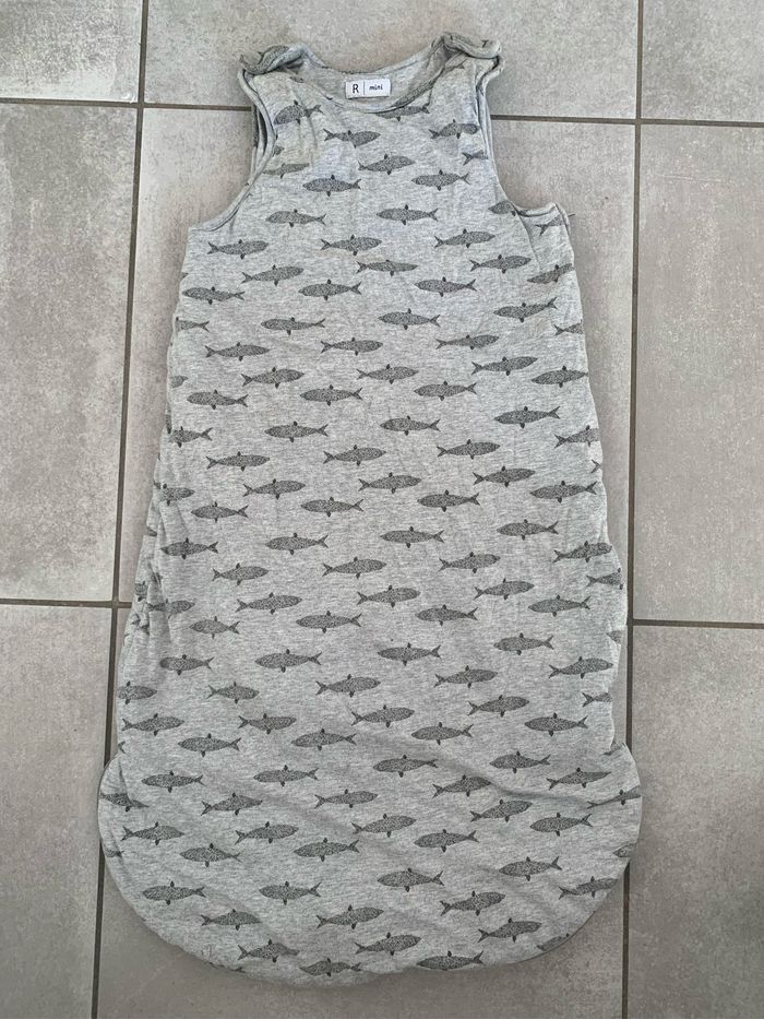 Gigoteuse grise motif requins