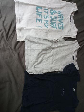 Lot / 2 débardeurs / 1 t-shirt