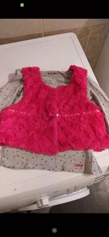 Superbe ensemble fille 6 ans gilet rose poilu et top