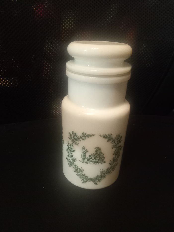 Petit pot en verre opale avec décors