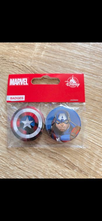 lot de 2 badges captain america Avengers Disneyland paris